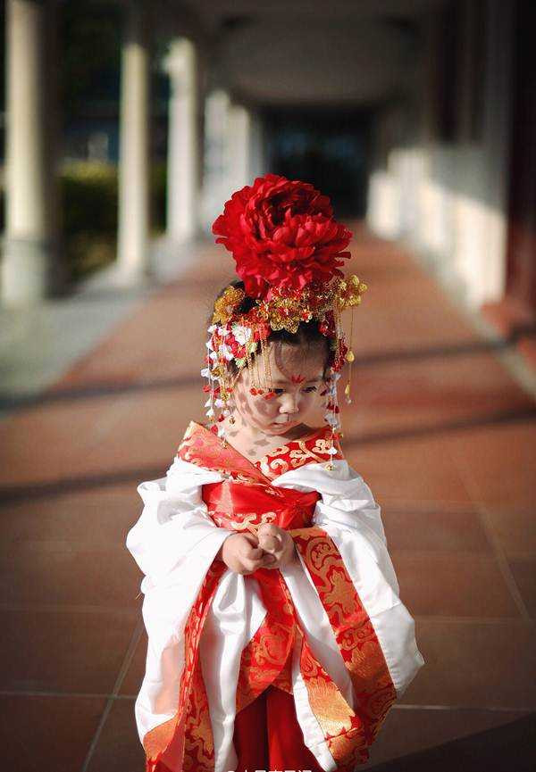 Nếu như Băng Băng sở hữu nét đẹp quyền quý, lộng lẫy thì cô nhóc này sở hữu nét đáng yêu, trong sáng, dễ thương khó cưỡng.