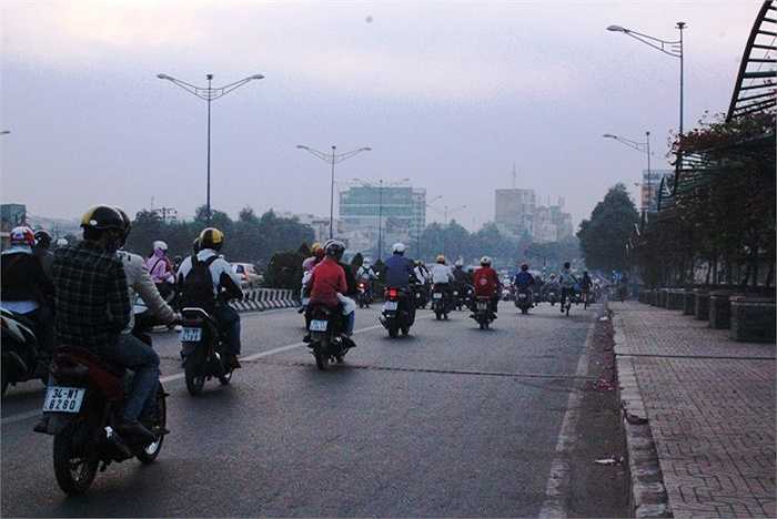 Thời tiết lạnh nhất trong 10 năm qua khiến người dân Sài Gòn phải co ro khi ra đường.