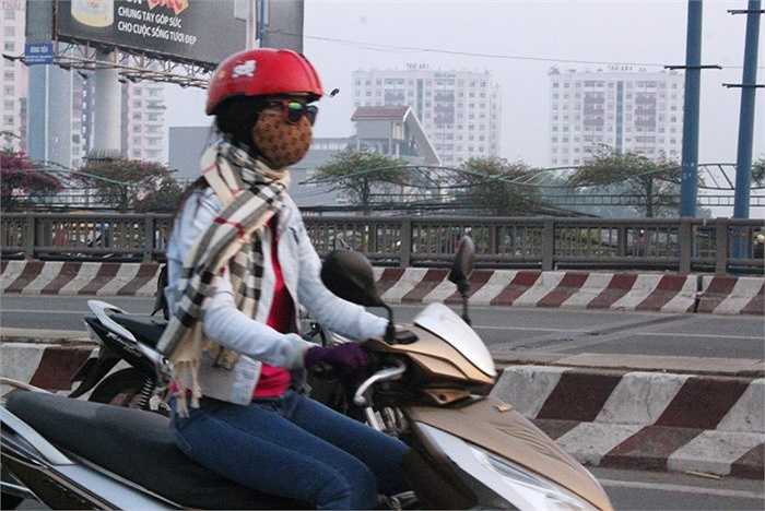 Áo ấm, khăn quàng cổ, đeo tất tay chân... đó là cách để người dân chống lại cái lạnh bất ngờ của TP.HCM.