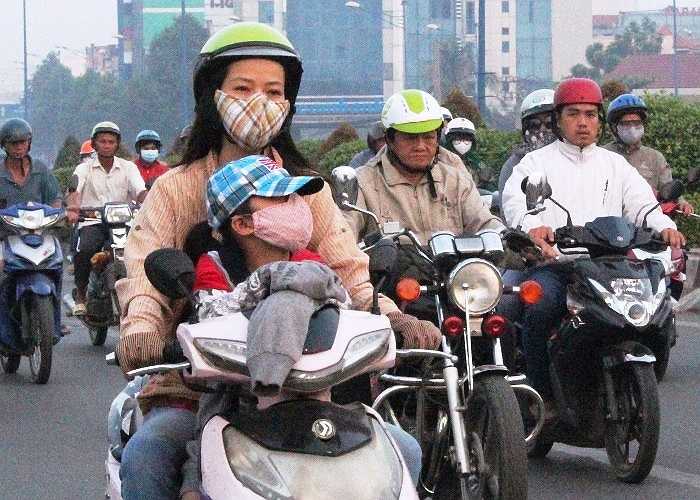 'Thiên thần' rút tay trong áo ấm vì lạnh