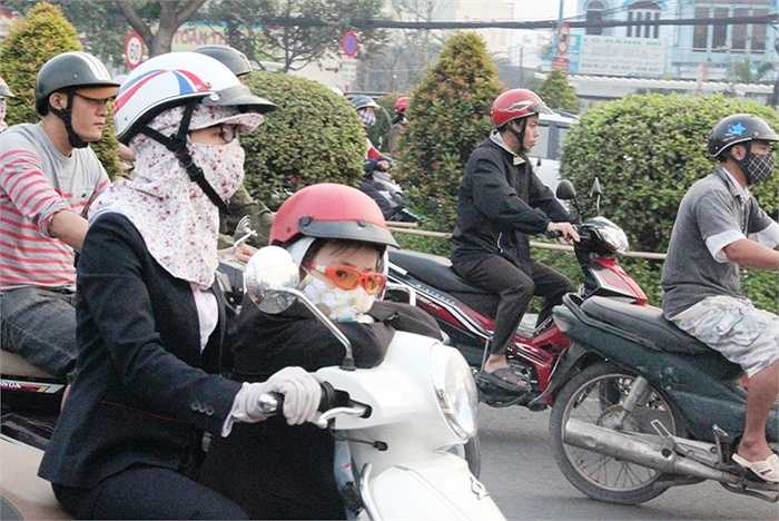 Các em nhỏ được phụ huynh làm đủ cách để giữ ấm, bảo vệ sức khỏe cho các em.