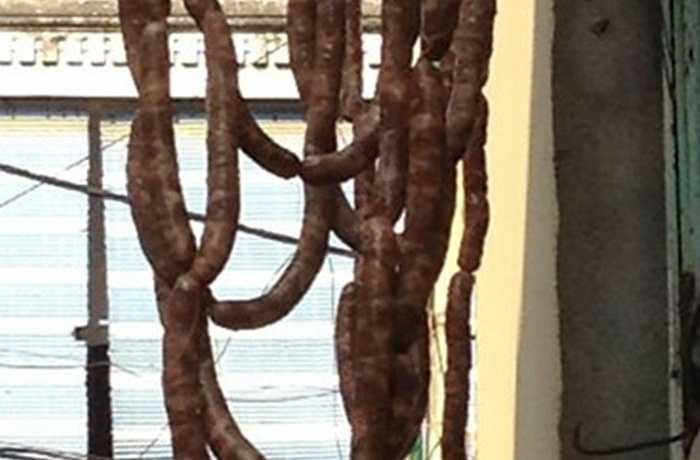 Thời gian gần đây, nhiều người đi qua con ngõ 58, phố Hoàng Hoa Thám, Hà Nội không khỏi tròn mắt thậm chí giật mình khi nhìn thấy từng khúc lạp xưởng được phơi theo kiểu không giống ai.