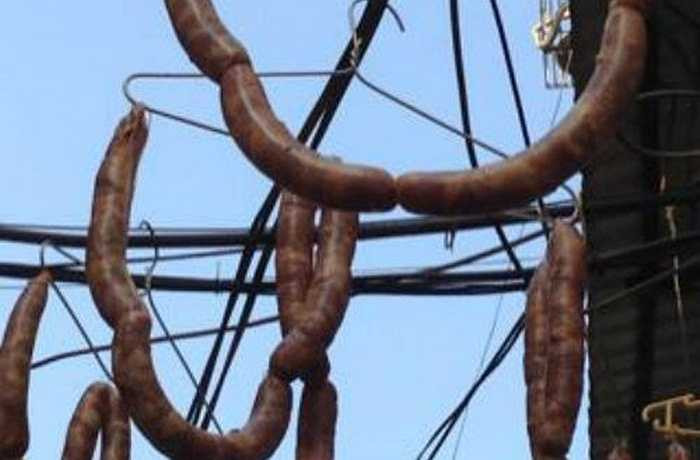 Người quen mắt không sao nhưng nhiều người đi qua con ngõ này không khỏi giật mình khi thấy từng khúc lạp xưởng treo lủng lẳng trên đầu. Người dân trong khu vực cho biết, chủ nhân của những chiếc lạp xưởng này có truyền thống từ Lạng Sơn. Mỗi đợt làm sẽ chỉ phơi từ 4 đến 5 ngày và chỉ phơi khi trời hanh.