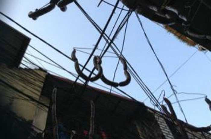 Nhiều người dân cho rằng cách làm này không chỉ gây nguy hiểm khi làm mất an toàn hành lang lưới điện mà còn gây mất mỹ quan đô thị. Chưa kể cách phơi lạp xưởng như vậy có đảm bảo được chất lượng vệ sinh an toàn thực phẩm hay không?