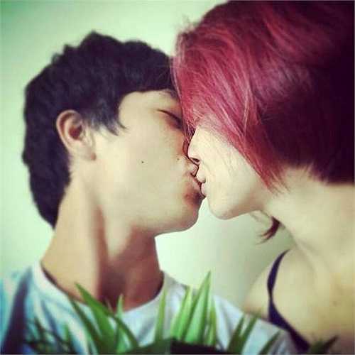 Gần đây, CĐV bóng đá Việt Nam đang xôn xao trước việc hình ảnh Công Phượng hôn Hòa Minzy bị rò rỉ. Bức ảnh này đã nhận được rất nhiều lời bình luận, khen có, chê có. Tuy nhiên, nếu so với những 'sao' thể thao thế giới thì, chuyện bày tỏ tình cảm với vợ, bạn gái là chuyện... rất bình thường. 