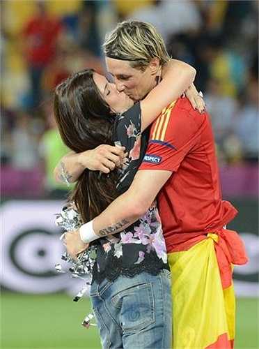 Fernando Torres đón nhận nụ hôn từ cô vợ Dominguez sau chiến tích vô địch châu Âu cùng tuyển Tây Ban Nha. 