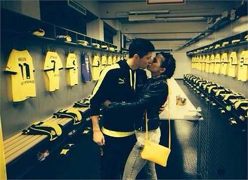 Lewandowski hôn bạn gái ngay trong phòng thay đồ khi còn ở Dortmund. 