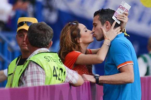 Robin Van Persie và vợ tình tứ ngay trên đường pitch. 
