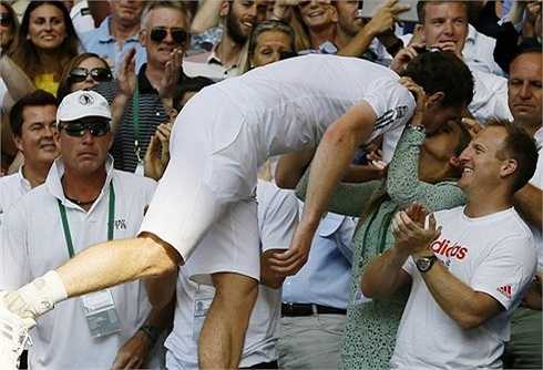 Bạn gái thưởng cho Andy Murray sau chiến thắng bằng một nụ hôn nồng nàn.