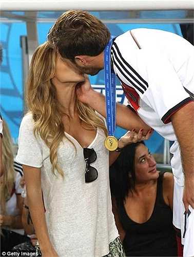 Mario Gotze trao tặng nụ hôn chiến thắng cho bạn gái. 