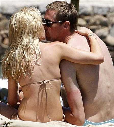 Peter Crouch hôn bà xã trong một chuyến nghỉ mát. 