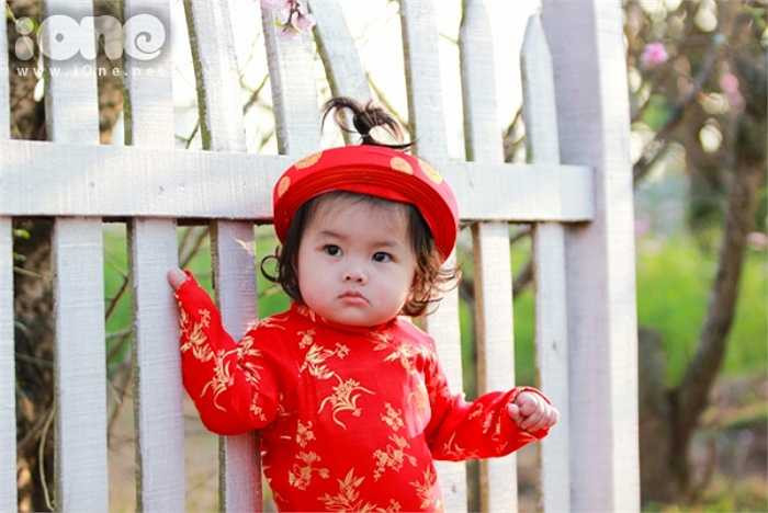 Em bé trong trang phục áo dài cực yêu.