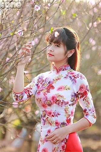  Vẻ đẹp dịu dàng e ấp của thiếu nữ bên hoa đào. 