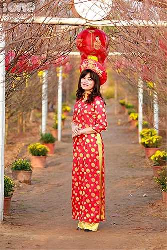 Với 30k vé vào, các bạn trẻ có thể thoải mái pose hình với cả một vườn đào lớn và cảnh sắc được trang hoàng lộng lẫy.