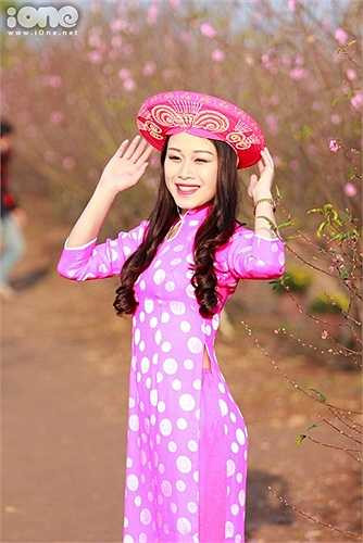 Trang phục chủ yếu mà các bạn trẻ lựa chọn là áo dài đỏ hoặc hồng mang phong vị Tết.