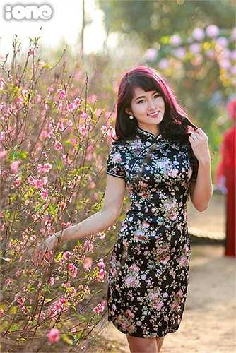 Sườn xám bên hoa đào cũng là một lựa chọn khá hay cho các bạn muốn có một bộ ảnh đẹp đón Tết.