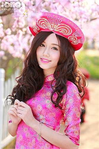 Hot girl Ngân Búng của ĐH Ngoại thương cũng tranh thủ rủ bạn bè đi cùng để tậu một bộ ảnh lung linh cho Tết này.