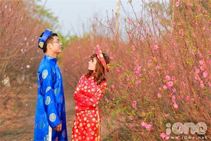 Những cặp đôi cũng tíu tít rủ nhau thuê áo the, khăn xếp để có một bộ ảnh đậm chất truyền thống.