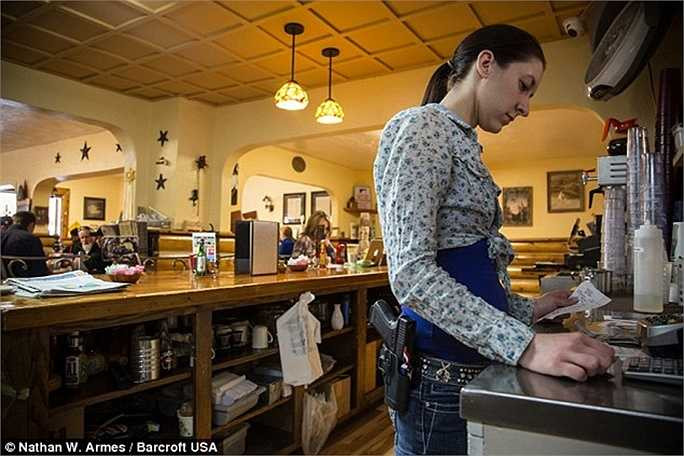 Quyết định của bà chủ được đưa ra vì chỉ một tháng sau khi khai trương đã có một người đàn ông bị giết hại ngay bên ngoài cửa hàng