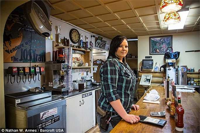 Các nhân viên ở quán thay vì nhận tiền tip từ khách hàng là các viên đạn