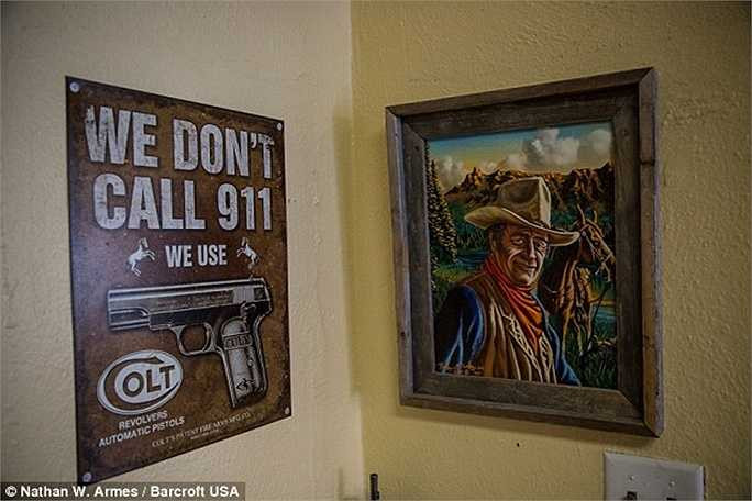 Một số tấm tranh trang trí trong cửa hàng