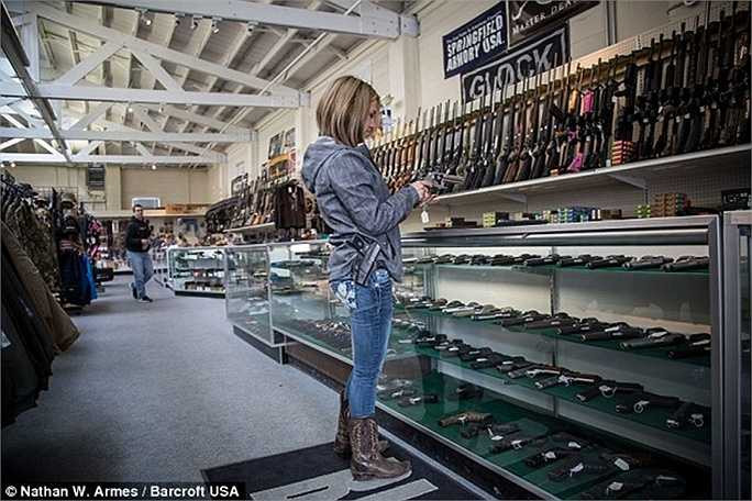 Bà chủ trong một chuyến đi mua sắm súng đạn