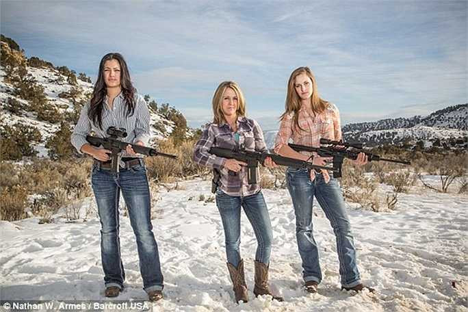 Những cô gái chụp ảnh cùng các loại súng trường bán tự động trong khóa học mới