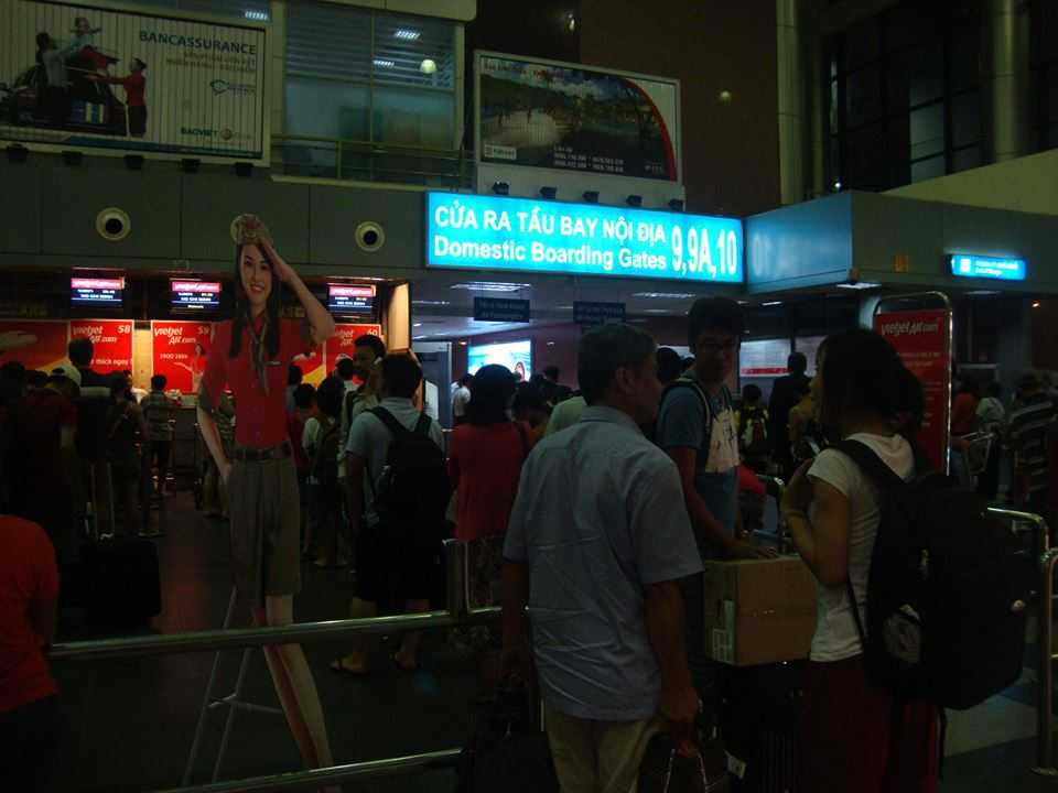 Nhân viên sân bay Nội Bài moi kiện hàng, trộm 16 điện thoại Samsung