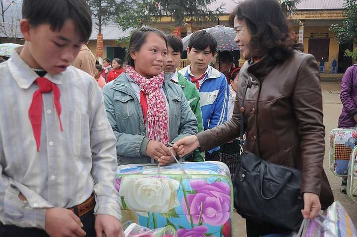 Với mong muốn mang đến sự ấm áp hơn cho các em nhỏ trong mùa đông, BTC đã nhanh chóng tổ chức chương trình Chăn ấm ngày đông đến với trẻ em nghèo vùng cao