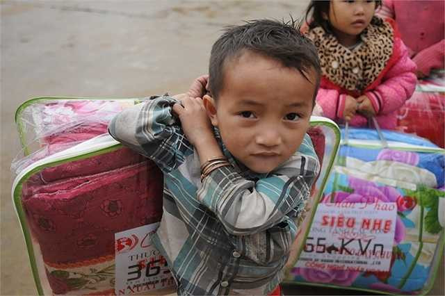 Tuy nhiên,vì đường xá xa xôi, khó khăn và nguy hiểm cùng lịch trình kín nên các nghệ sĩ không thể có mặt để chia sẻ cùng các em