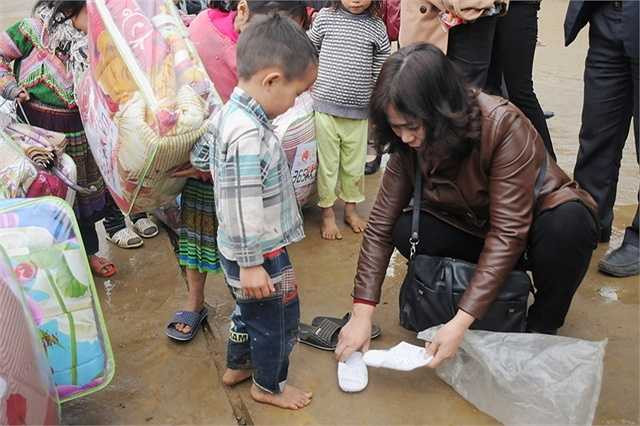 Trong ngày 8/1, được sự hỗ trợ nhiệt tình của Hội nông dân huyện Bát Xát, theo đúng dự kiến, đã mang 500 chiếc chăn ấm đến trao tặng tận tay cho các trẻ em tại 2 xã Sàng Ma Sáo, Dền Thàng thuộc huyện Bát Xát, Lào Cai