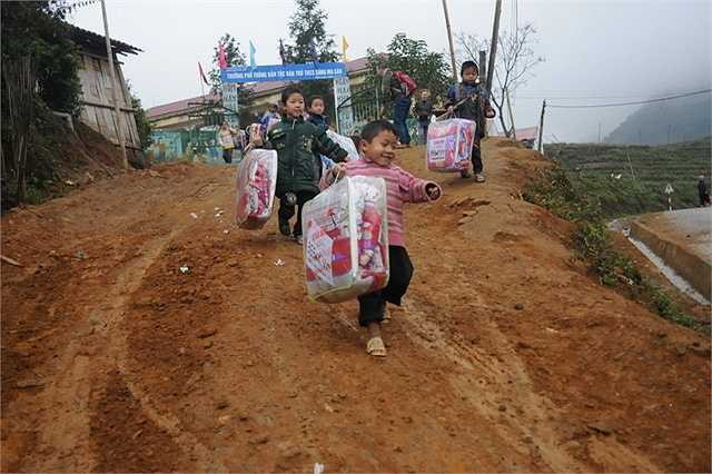 Bất ngờ, ông Dương Văn Hồng (Chủ tịch Hội nông dân huyệt Bát Xát, tỉnh Lào Cai) đã chia sẻ thêm về xã Pa Cheo – xã thuộc diện nghèo, khó khăn nhất của huyện nên BTC đã nhanh chóng huy động chỉ có thể vận chuyển thêm 30 chiếc chăn cùng bánh kẹo, gạo, muối, giày dép cho các bé tại trường mần non tại đây. 