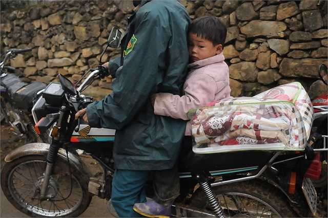 Tỷ lệ hộ nghèo còn chiếm gần 30% hộ nghèo, giao thông chỉ thuận tiện 4 thôn, 7 thôn còn lại chỉ sử dụng phương tiện xe máy vào mùa khô.