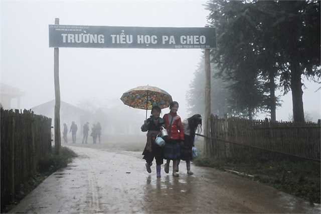 Dền Thàng có 9 thôn bản, là xã nằm ở vị trí cao, chịu rét nhất trong 6 xã trong khu vực, có tỷ lệ đói nghèo cao. 