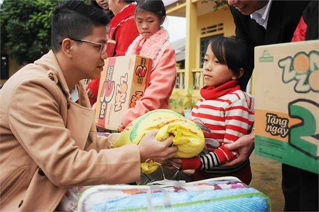 Trong ngày trao quà, chương trình Chăn ấm ngày đông được vinh dự có sự tham gia của ông Phạm Đức Bốn (Phó chủ tịch Hội nông dân tỉnh Lào Cao), ông Dương Minh Hồng (Chủ tịch Hội Nông Dân huyện Bát Xát) cùng các cán bộ huyện xã và báo đài