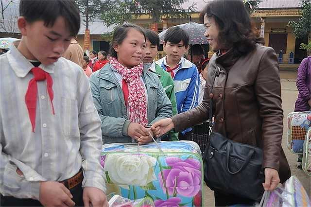 Ông Dương Minh Hồng cho biết: “Tôi rất phấn khởi vui mừng khi nhận được sự hỗ trợ, mang chăn ấm đến cho các em nhỏ tại đây. Mùa đông năm nay các em sẽ được ấm áp hơn. Các em ở đây quá khổ, thiếu thốn từng manh áo, tấm chăn, đôi dép”.