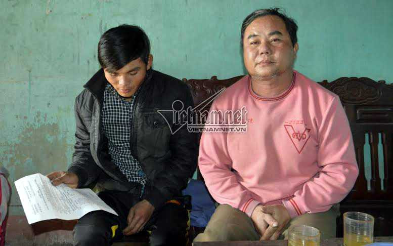 Thanh cùng bố, ông Nguyễn Bá Nhữ (bìa phải) cho biết con trai phải đi biển kiếm tiền từ năm 15 tuổi, đến năm lớp 10 thì nghỉ học. Hiện Thanh đã có vợ và 2 con gái, vợ chồng sống chung với bố mẹ và bà nội. Ảnh: Cao Thái.