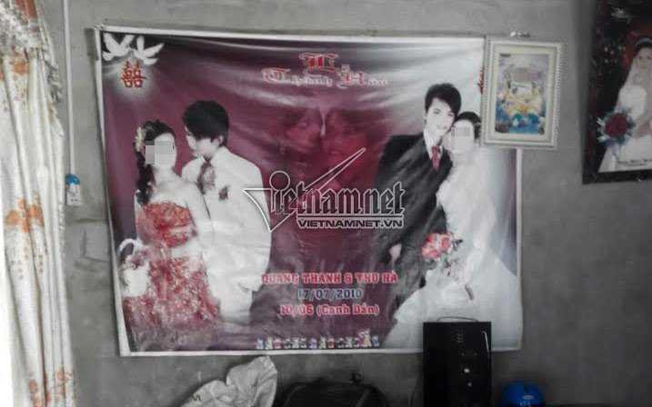 Ảnh cưới của vợ chồng Thanh treo trong nhà bố mẹ Thanh. Họ đã có với nhau 2 mặt con. Ảnh: Cao Thái.