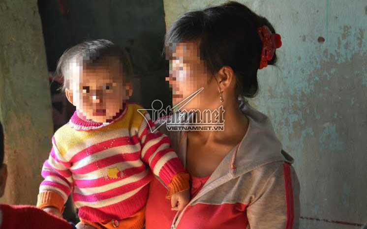 Vợ và con gái đầu (4 tuổi) của Thanh. Vợ chồng con cái Thanh đang sống chung trong căn nhà với bố mẹ đẻ. Ảnh: Cao Thái.