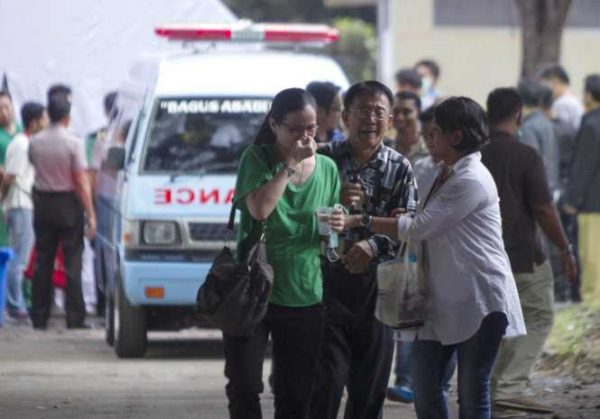 Thân nhân hành khách QZ8501 đau buồn sau khi nhận thi thể người nhà ở Surabaya