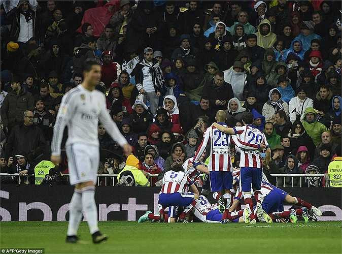 Phút 54, Bale tạt bóng từ cánh trái, chuyền cho Ronaldo bật cao đánh đầu dũng mãnh gỡ hòa 2-2.
