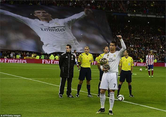 Trước trận đấu, các cầu thủ Real Madrid đã có màn chào khán giả rất hoành tráng khi những cầu thủ lần lượt trình diện khán giả những danh hiệu cá nhân họ vừa có trong đêm trao giải Quả bóng vàng của FIFA tại Zurich vừa qua. 