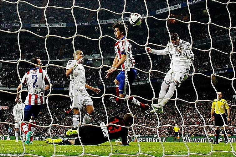 Phút 20, từ sai lầm đón hụt bóng của thủ môn Oblak, trung vệ Sergio Ramos bật cao đón quả đá phạt của đồng đội, đánh đầu gỡ hòa 1-1.