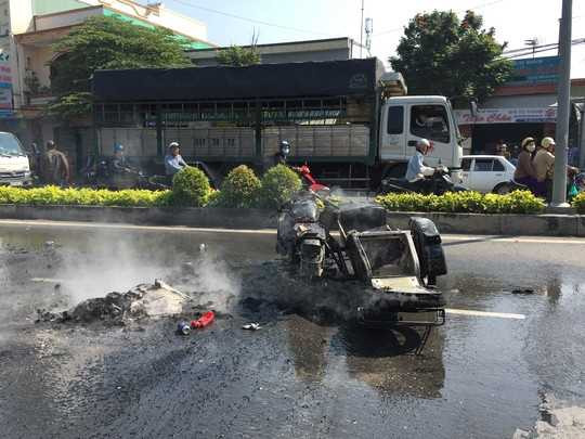 Xe dẫn đoàn đua cháy nổ, 1 người bị thương