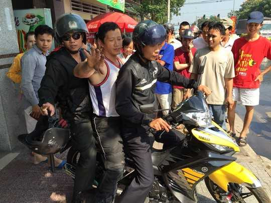 Xe dẫn đoàn đua cháy nổ, 1 người bị thương