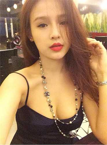 Hot girl Huyền baby tên thật là Đặng Ngọc Huyền nổi tiếng một thời nhờ khuôn mặt bầu bĩnh và vẻ đẹp trẻ con. Vào năm 2013, cô nàng bí mật lên xe hoa với đại gia