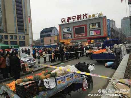 Người dân vây quanh khi hai vợ chồng đang ôm con trai khóc