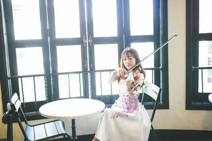 Hoàng Phương Hường là cô giáo dạy violin của một trung tâm dạy nhạc tại Hà Nội. 