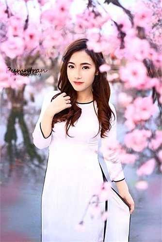 Bà chủ trẻ xinh đẹp thường làm người mẫu giới thiệu cho chính những sản phẩm lens của mình.