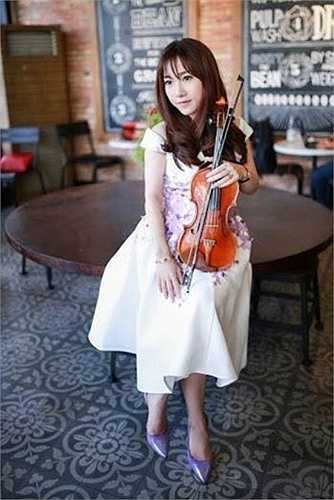 Sau khi ra trường, mất một khoảng thời gian loay hoay tìm việc làm ưng ý, Phương Hường bắt tay vào xây dựng một trung tâm dạy nhạc hướng tới trẻ nhỏ, các bạn thanh niên yêu thích âm nhạc. 